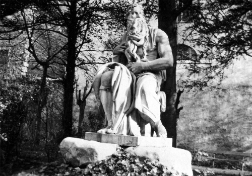 La statue de Moïse dans le parc de l’ENIO.